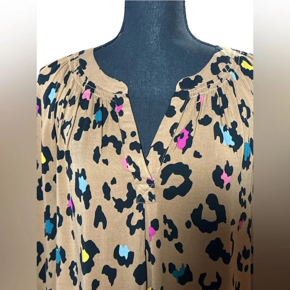 Crown & Ivy NWT Tan Animal Printed Peasant Top Size Petite XL - Picture 5 of 8